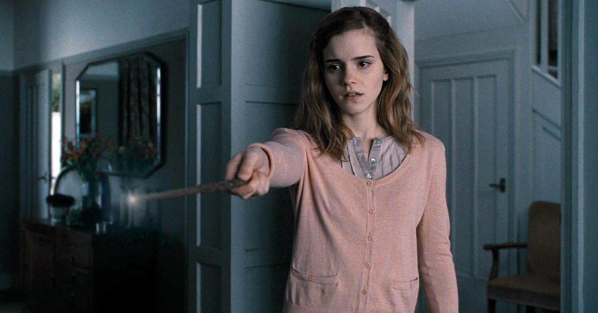 DH1_Hermione_Granger_using_memory_charm_spell