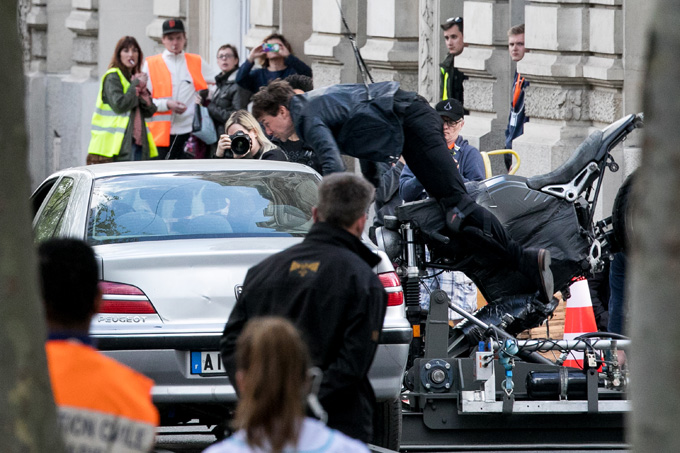 PARIS, FRANCE - APRIL 10:  Actor Tom Cruise is seen on set for 'Mission:Impossible 6 Gemini' filming on April 10, 2017 in Paris, France.  (Photo by Marc Piasecki/GC Images)