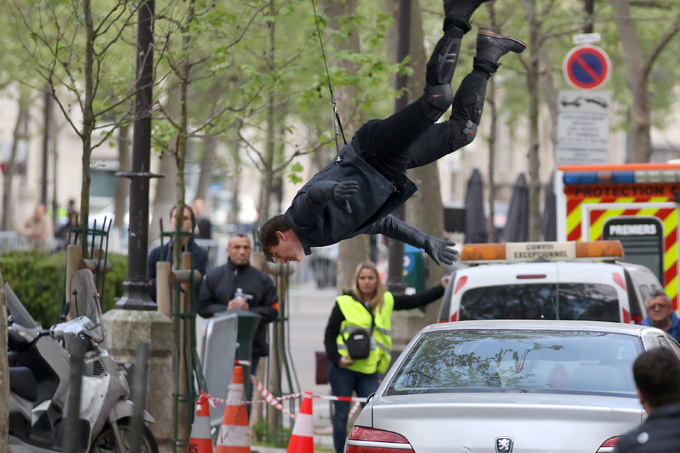 PARIS, FRANCE - APRIL 10:  Actor Tom Cruise performs a stunt on set for 'Mission:Impossible 6 Gemini' filming  on April 10, 2017 in Paris, France.  (Photo by Pierre Suu/GC Images)